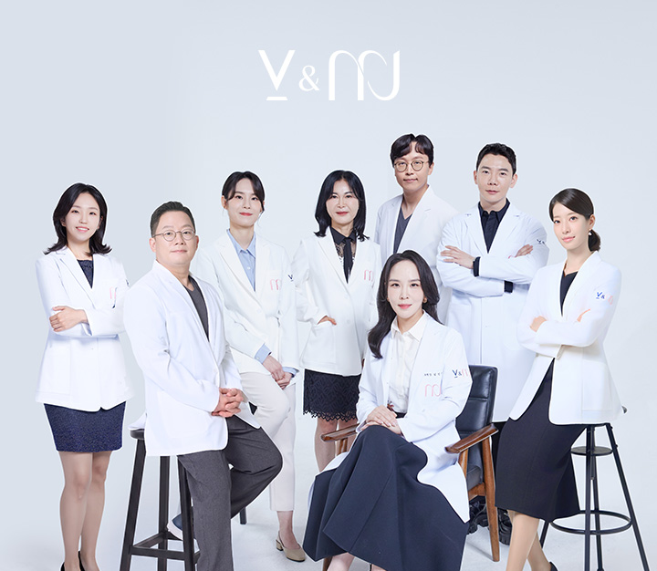 V&MJ 원장님들 단체 사진:화이트/네이비, 풀 샷, 권규현 원장, 김영주 원장, 박혜수 원장, 김민주 대표원장, 이병두 원장, 장희원 원장