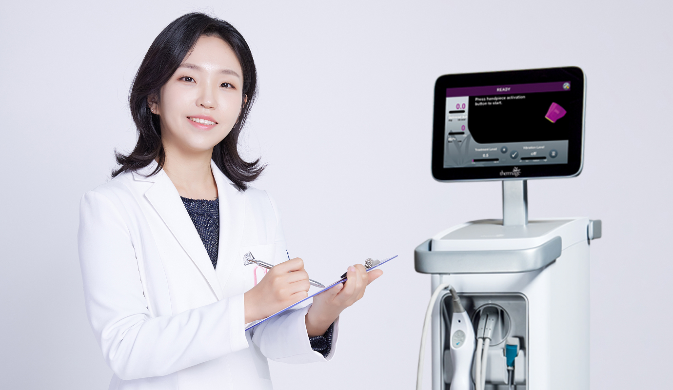 Doctor consultation explaining painless Thermage FLX and sleep anesthesia (twilight sedation) options at a Seoul dermatology clinic