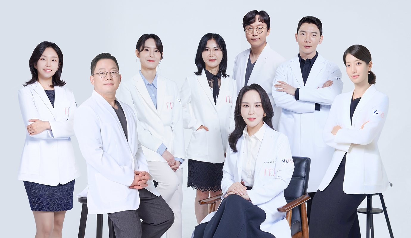 울쎄라 붓기 회복 조언을 전하는 V&MJ피부과의원 의료진 단체사진